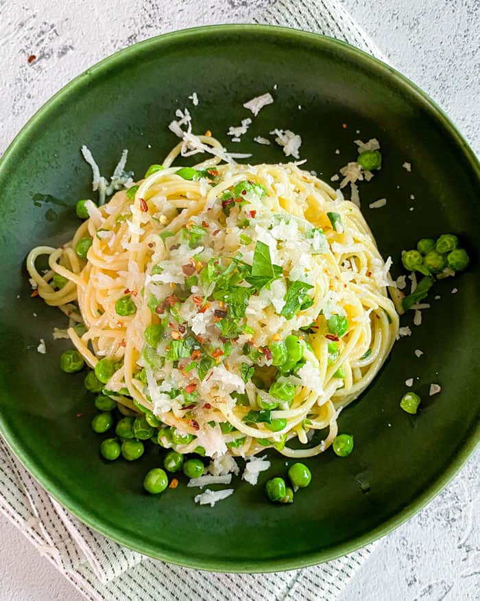 Spaghetti Aglio e Olio | Vegetarian &amp; Vegan - The Edgy Veg